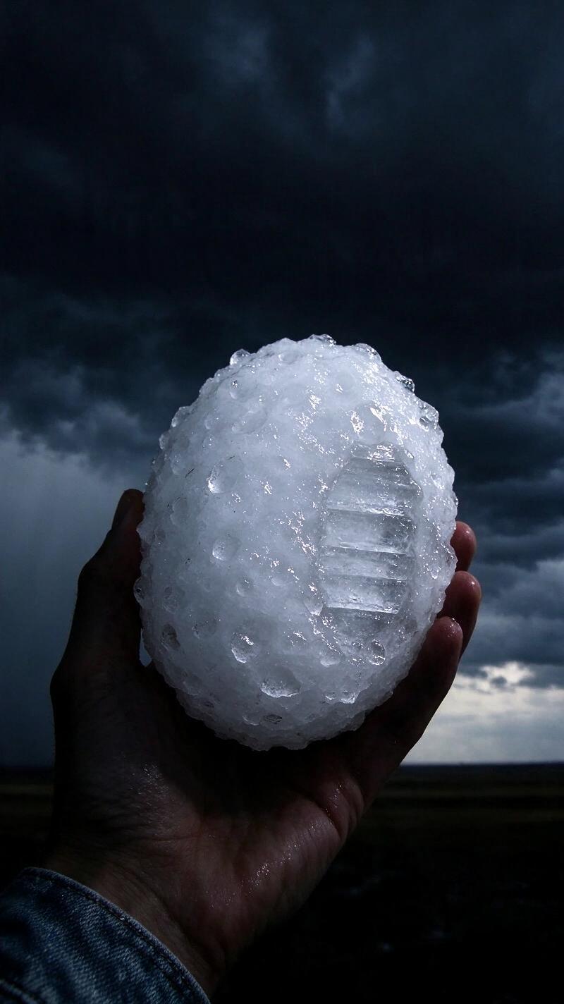 Illustration for the world record: Largest hailstone in the US (diameter)